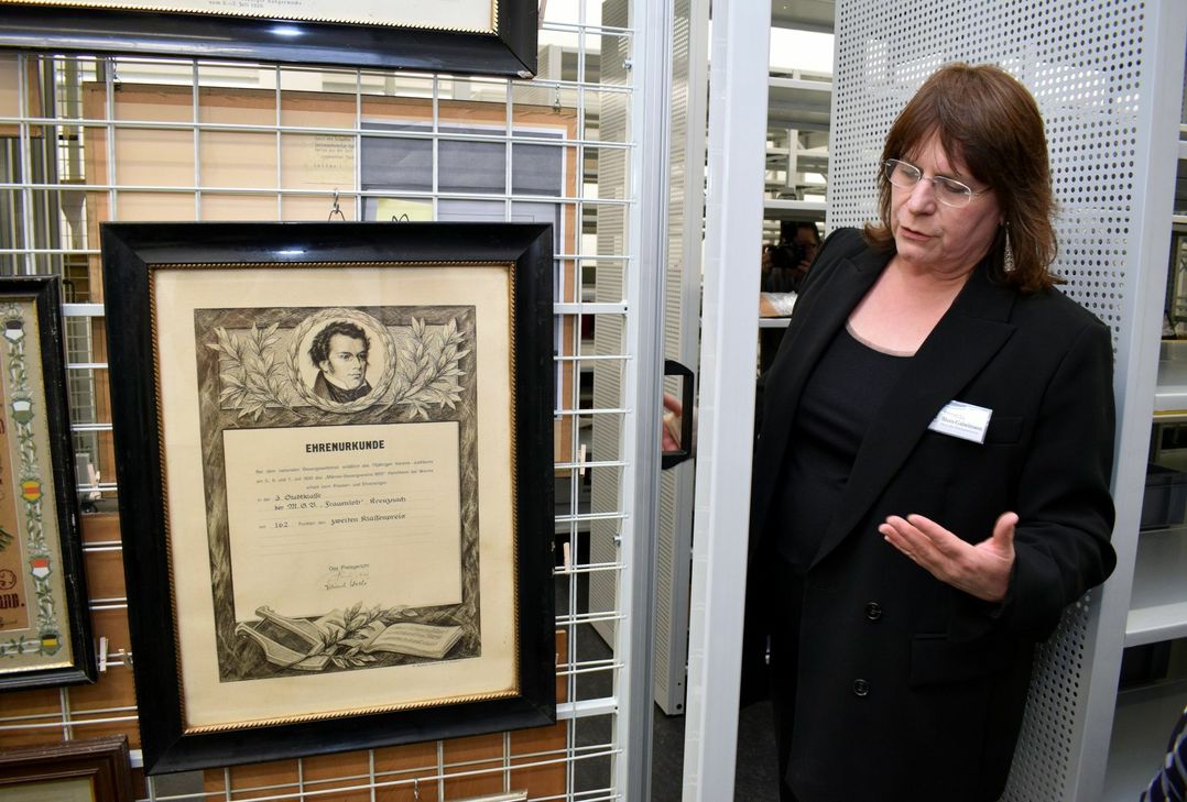 Viel mehr als nur Akten: Franziska Blum-Gabelmann zeigt, dass im Haus der Stadtgeschichte auch Architekten- und Fotografennachlässe, Plakate, Postkarten, Zeitungen und Vereinsutensilien lagern.
