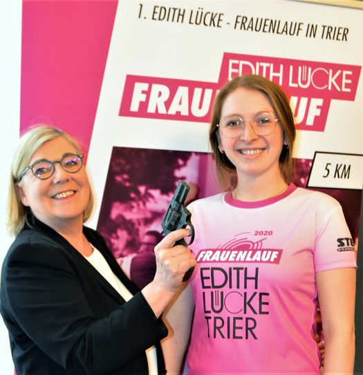 Edith Lücke und Mitarbeiterin Marie Dux präsentieren das Lauf-T-Shirt zum Event. Fotos: Finkenberg
