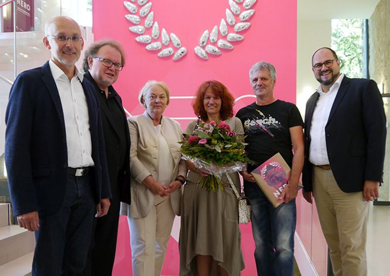 Die Ausstellungsmacher begrüßen die 150.000. Besucherin der Nero-Ausstellung. Foto: Stadtmuseum