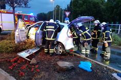 Der Unfallfahrer wurden von den Helfern der Feuerwehr durch das Heck seines Fahrzeugs befreit.