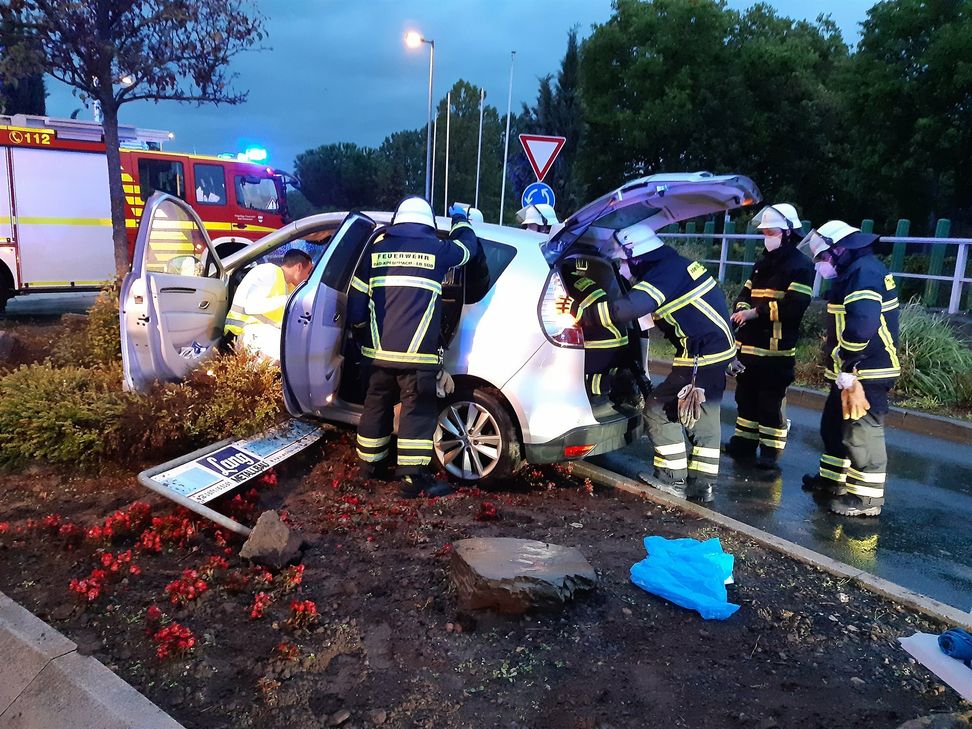 Der Unfallfahrer wurden von den Helfern der Feuerwehr durch das Heck seines Fahrzeugs befreit.