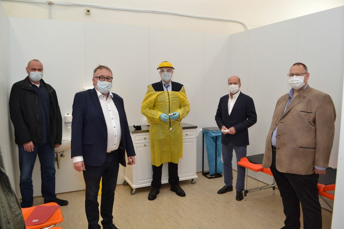 Neben Landrat Dr. Jürgen Pföhler (2.v.l.) und Dr. Stefan Voss (l), Leiter des Gesundheitsamts, stellten Dr. Michael Berbig (M.), Dr. Frank Peter Kaesler (4.v.l.) und Dr. Thomas Gies (r.) die Corona-Ambulanz vor. Foto: Mager