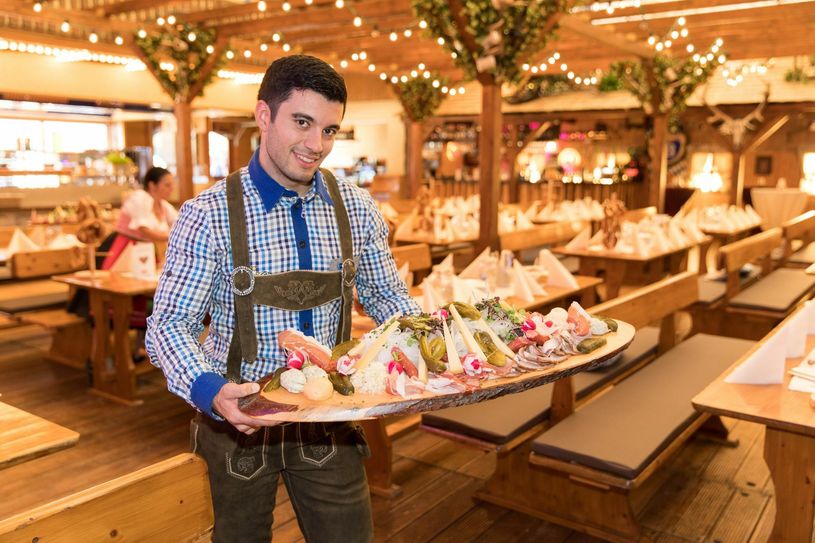 Leckeres Essen darf beim Oktoberfest im Eifelpark Gondorf nicht fehlen. Neben Brotzeit und Haxen setzt man dort auf gehobene Küche. Foto: Eifelpark