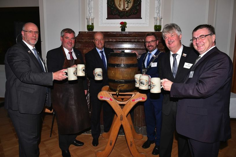 Ein Prosit auf den Lukasmarkt (von links): Fachbereichsleiter Uwe Hoffmann, IHK-Präsident Manfred Sattler, Dr. Adolf Weiland, Oberbürgermeister Wolfgang Treis, Bürgermeister Rolf Schumacher und Landrat Dr. Alexander Saftig.