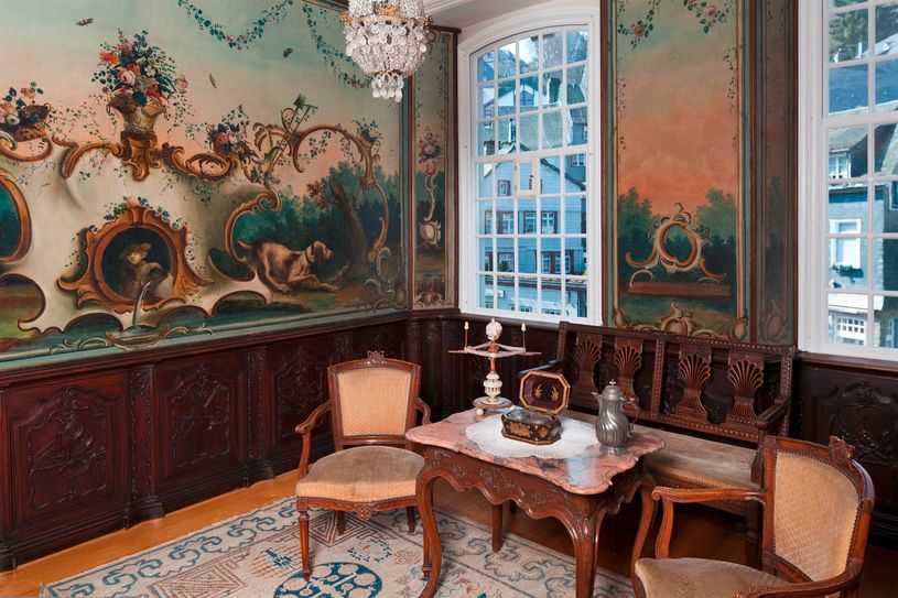 Das Herrenzimmer mit seiner kostbaren Leindwandtapete wurde restauriert und ist nun erstmalig für Gäste des Museums Rotes Haus in Monschau zugänglich. Foto: LVR-Amt für Denkmalpflege im Rheinland / Silvia M. Wolf