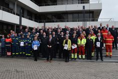 Stellvertretend für ihre Teams, Organisationen und Kommunen sind im Kreishaus Helfer bei der Flutkatastrophe mit eigens aus diesem Anlass gestifteten Feuerwehr- und Katastrophenschutz-Einsatzmedaille des Landes Nordrhein-Westfalen ausgezeichnet worden.