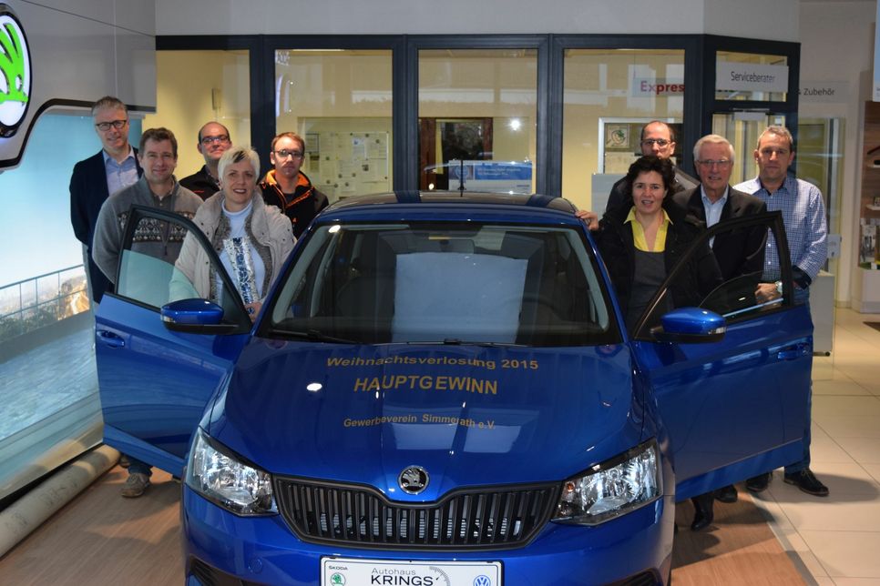 Die glücklichen Gewinnerinnen umrahmt vom Vorstand des Gewerbevereins Simmerath und Stefan Nießen (r.) vom Kesternicher Autohaus, das das Auto zur Verfügung stellte.
