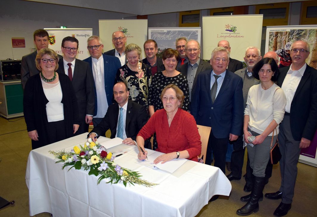 Aus zwei wird eins: der Vertrag zur Fusion der beiden Verbandsgemeinden Langenlonsheim und Stromberg zur neuen VG Langenlonsheim-Stromberg ist unterschrieben.