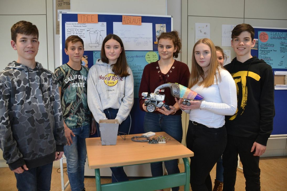 Schüler am St. Willibrord Gymnasium in Bitburg haben sich überlegt, was ihre Schule noch besser machen würde. Fotos: Sybille Schönhofen