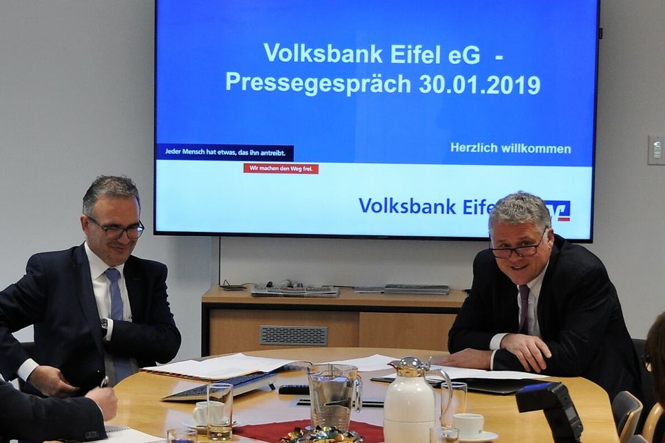 Die Freude über wachsende Zahlen der Volksbank Eifel eG ist den Vorstandsmitgliedern Michael Simonis und Andreas Theis (v.l.) ins Gesicht geschrieben.   Foto: FF