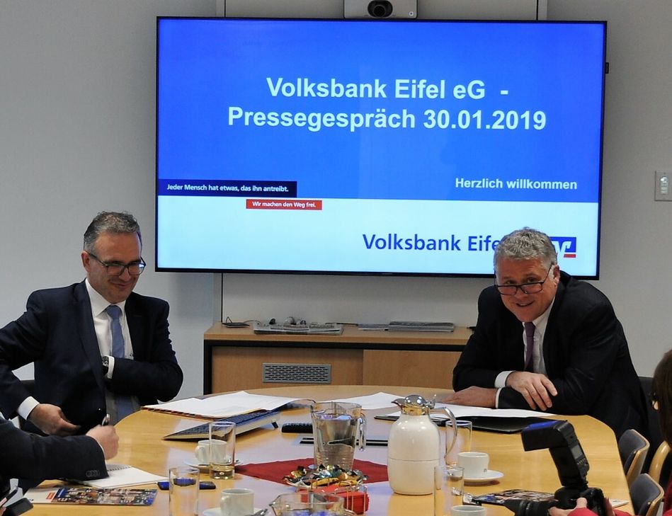 Die Freude über wachsende Zahlen der Volksbank Eifel eG ist den Vorstandsmitgliedern Michael Simonis und Andreas Theis (v.l.) ins Gesicht geschrieben.   Foto: FF