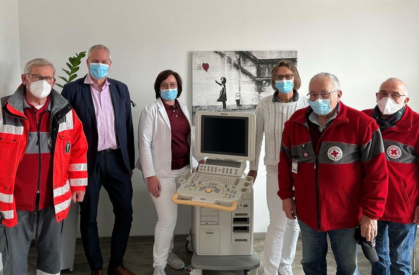 Peter Benke (v. li.) und Kreisgeschäftsführer Martin Maser vom DRK-Kreisverband Rhein-Hunsrück, Andrea Kremer-Rahn und Dr. Ursula Windemuth aus Boppard sowie die Brüder Bernd und Gerd Schricker vom DRK-Ortsverein Weibern bei der Spendenübergabe.