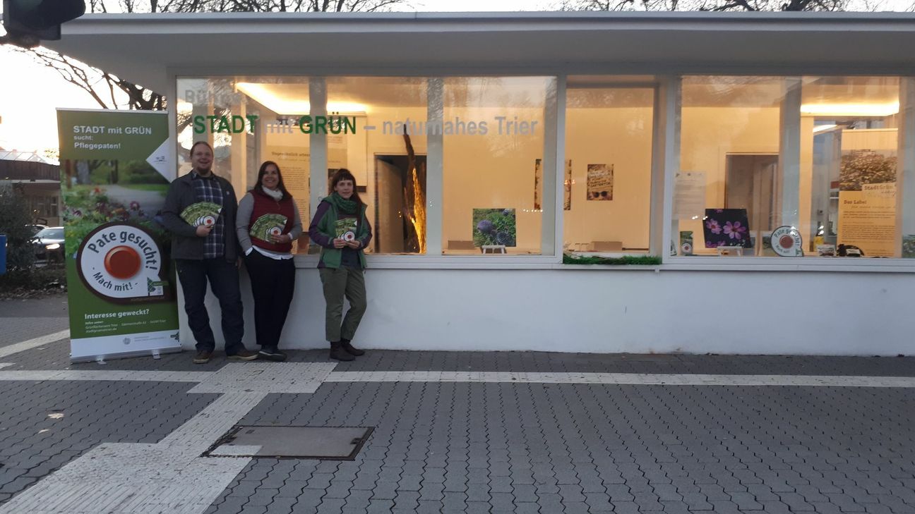 Christian Thesen, Amtsleiterin Christine-Petra Schacht vom Grünflächenamt und Denise Hermes von der Lokalen Agenda 21 (v. l.) hoffen auf viele Trierer Baumpaten. Foto: Grünflächenamt Trier