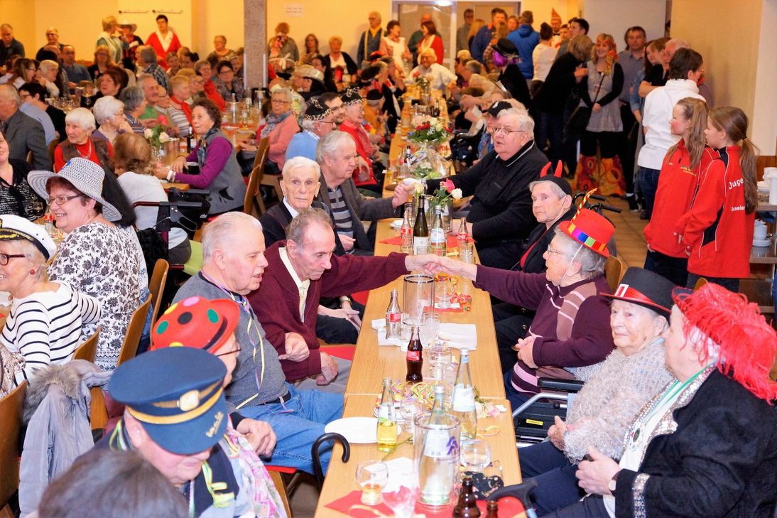 Unter dem Motto „Issel 2017 – Wenn die Narrenkappe passt, Issel hat die Welt zu Gast" führte Sitzungspräsidentin Elisabeth Mezger alte und junge Narren durch ein vierstündiges kurzweiliges Sitzungsprogramm. Foto: FF