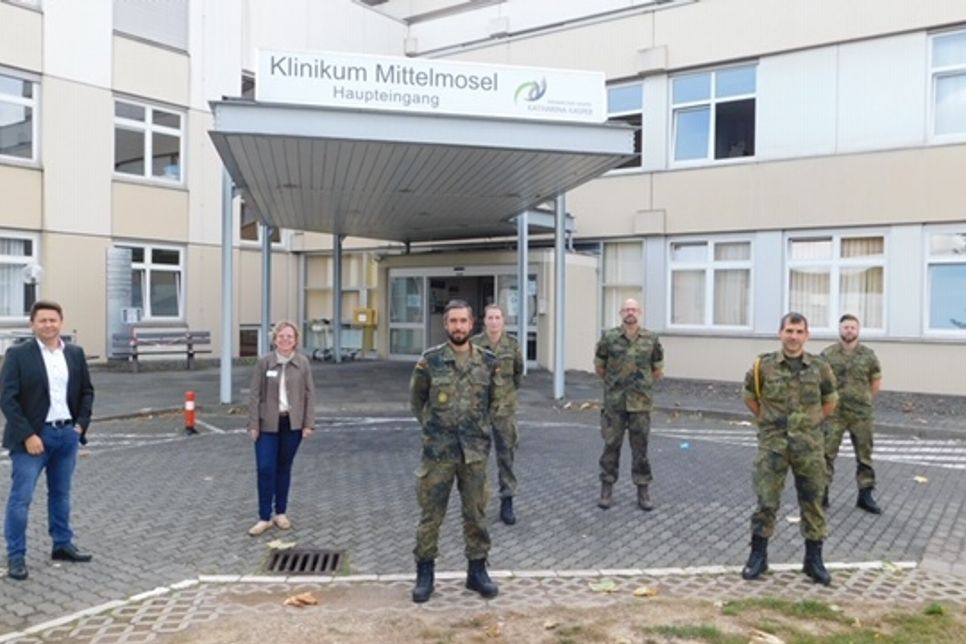Aktuell übernehmen Soldaten aus Kastellaun die Einlasskontrolle im Klinikum Mittelmosel in Zell.
