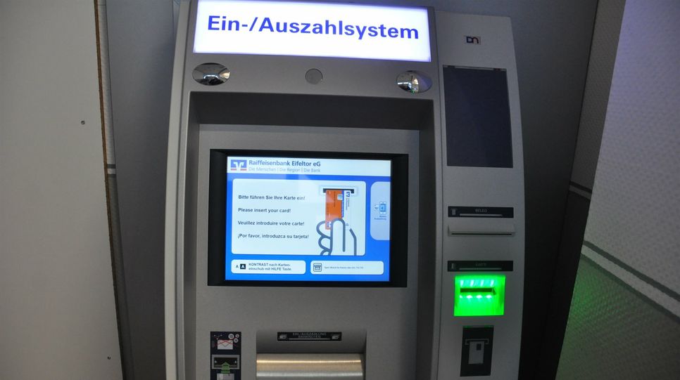 Zusammenarbeit beendet: Die Raiffeisenbanken  »Eifeltor« und die »Zeller Land« beenden die Kooperation mit der Sparkasse.