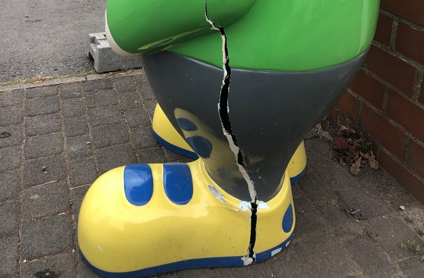 Ein großer Riss klafft an der linken Seite von Willi Basalt.