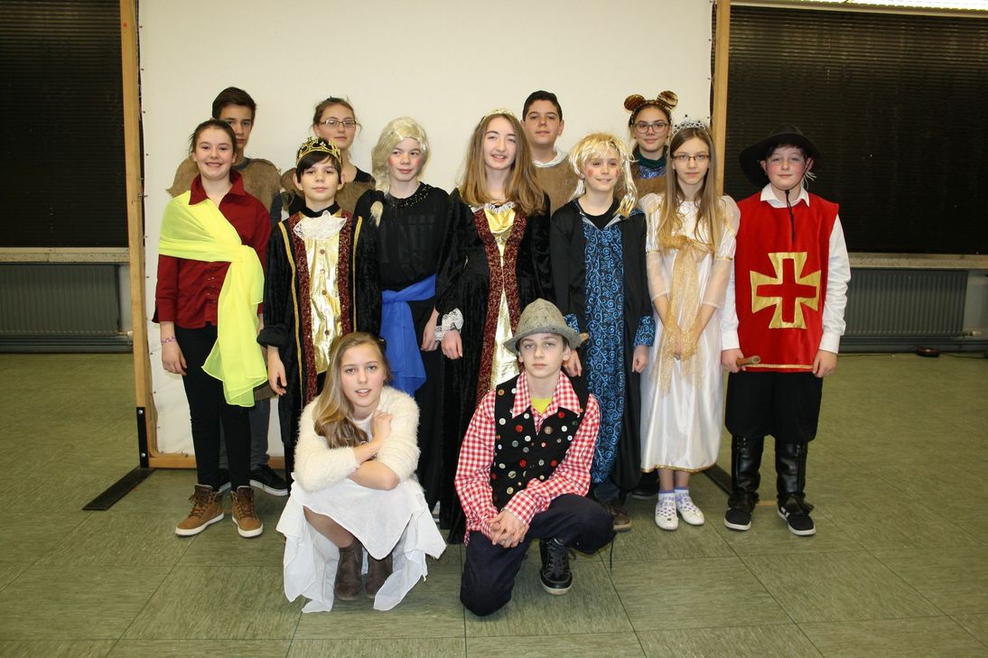 Nach insgesamt 12 Proben war es geschafft: Die Rollen und die Dramaturgie waren eingeübt, die Kostüme zusammengestellt, das Bühnenbild und die Technik, die Herr Biwer übernahm, vorbereitet. Foto: FF