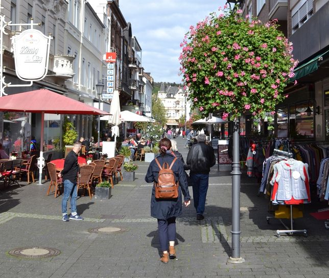 Die Oktobersonne genießen und dabei gemütlich durch Bad Neuenahr-Ahrweiler bummeln – das kann man am Sonntag, 25. Oktober. Foto: Mager