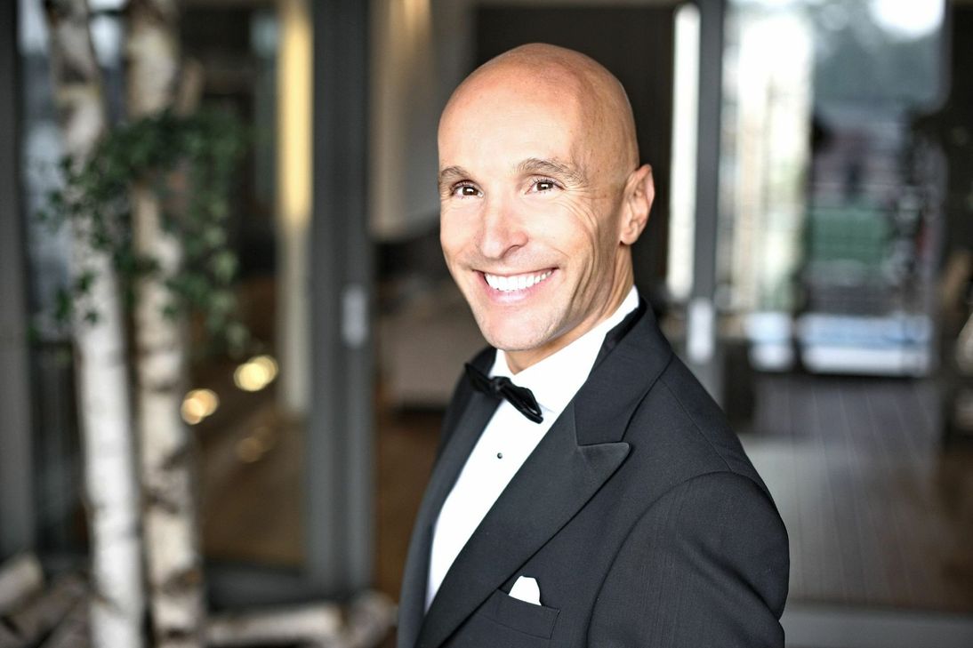 In der Welt des Hochadels ist er zu Hause: RTL-Adelsexperte Michael Begasse. Foto: RTL/Stefan Gregorowius