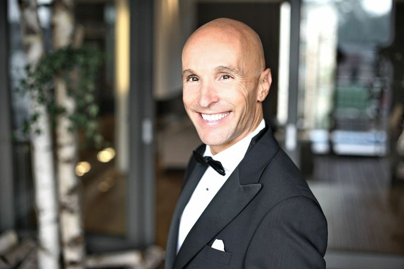 In der Welt des Hochadels ist er zu Hause: RTL-Adelsexperte Michael Begasse. Foto: RTL/Stefan Gregorowius