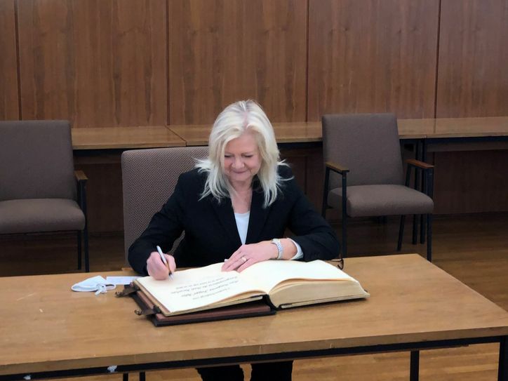 Margareta Ritter war überrascht und glücklich, sich als scheidende Bürgermeisterin im Goldenen Buch der Stadt Monschau verewigen zu dürfen. Foto: T. Förster