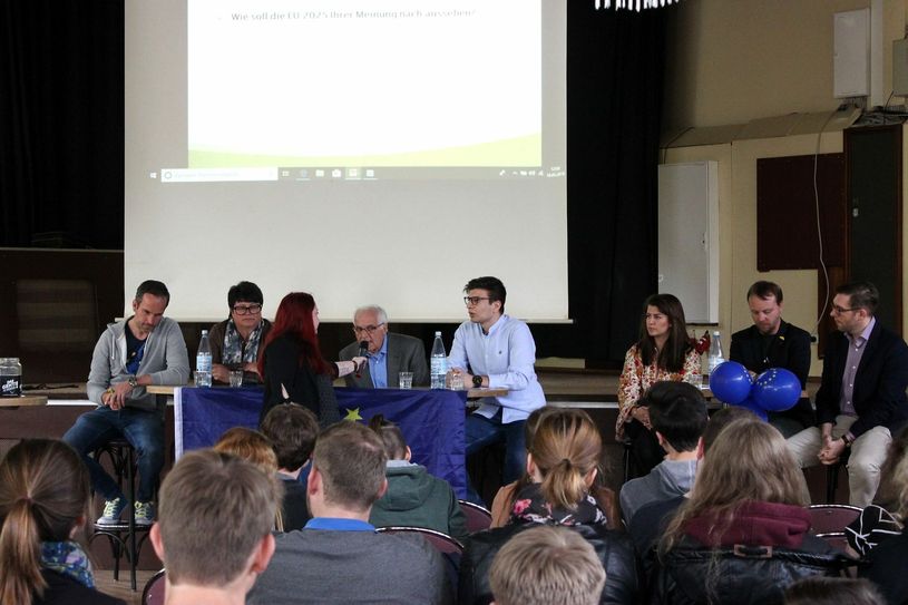 Arndt Kohn, Sabine Verheyen, Johannes Stirnberg, Diyar Agu, Eileen O’Sullivan, Daniel Freund und Patrick L. Schunn (v.l.n.r.) waren gezwungen, ihre Aussagen auf den Punkt zu bringen, denn sie hatten nur 30 Sekunden Zeit, auf Fragen zu antworten. Foto: Jessica Schmitz