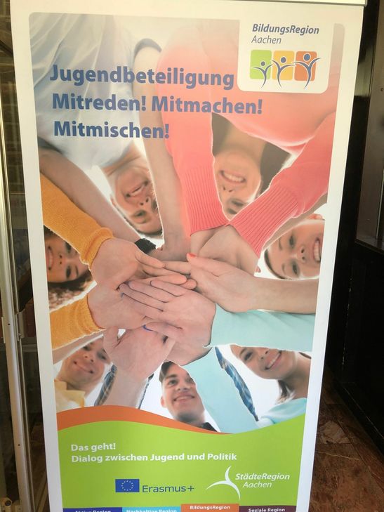 Vor der Podiumsdiskussion konnten sich die Jugendlichen auf dem Markt der Möglichkeiten auf eigene Faust informieren. Foto: T. Förster