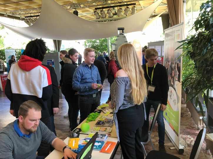 Vor der Podiumsdiskussion konnten sich die Jugendlichen auf dem Markt der Möglichkeiten auf eigene Faust informieren. Foto: T. Förster