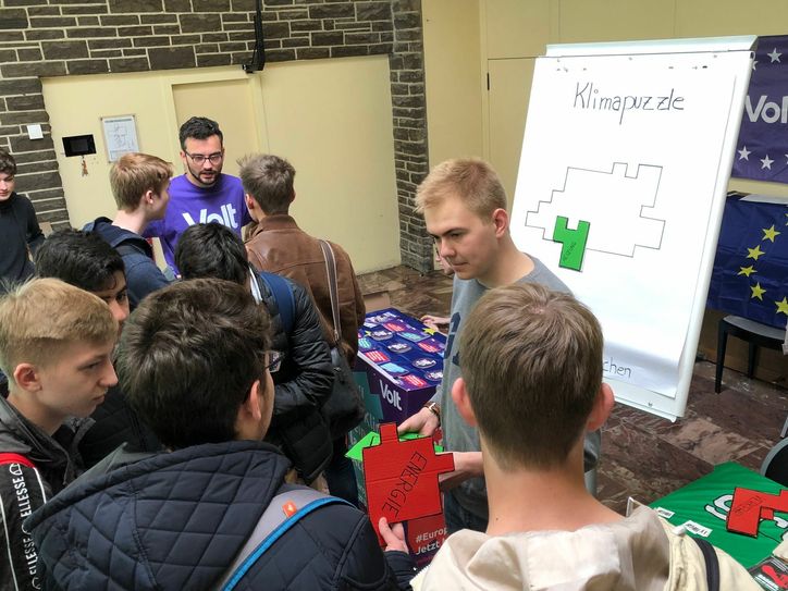 Vor der Podiumsdiskussion konnten sich die Jugendlichen auf dem Markt der Möglichkeiten auf eigene Faust informieren. Foto: T. Förster