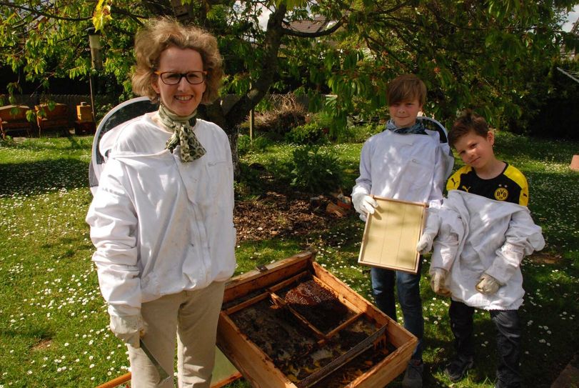 Die Kreisvorsitzende Barbara Hartmann arbeitet mit ihren beiden Patenkindern Leopold Wahler und Elias Dunker-Heeber, Foto: Tim Nolden