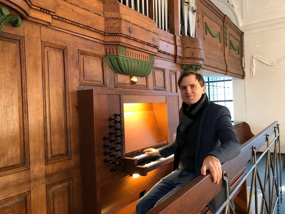 Kulturmanager Florian Koltun an der Orgel der evangelischen Kirche in Monschau. Kirchenmusiker Stefan Iseke hat dort drei 30-minütige Konzerte eingespielt, die an den Adventssonntagen um 18 Uhr zu erleben sind. Foto: T. Förster