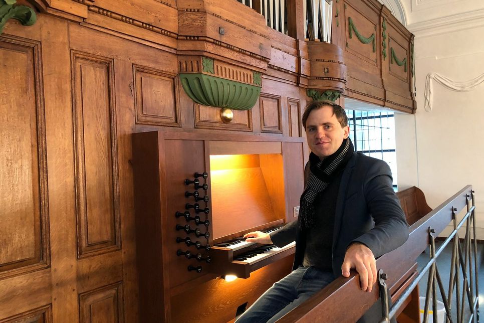 Kulturmanager Florian Koltun an der Orgel der evangelischen Kirche in Monschau. Kirchenmusiker Stefan Iseke hat dort drei 30-minütige Konzerte eingespielt, die an den Adventssonntagen um 18 Uhr zu erleben sind. Foto: T. Förster