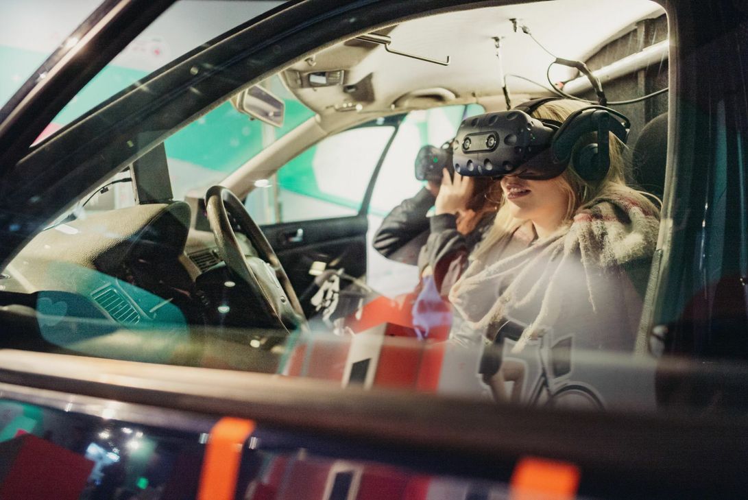 Wohin geht die Entwicklung und was sind die Herausforderungen von KI-Technologien? Zahlreiche Exponate aus der Wissenschaft laden zum Entdecken und Mitmachen ein. Foto: Ilja Hendel/WiD