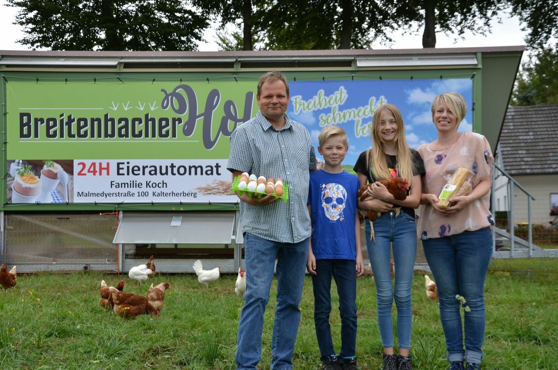 Familie Koch vom Breitenbacher Hof in Kalterherberg beherbergt ihr gefedertes Vieh in einem Hühnermobil. Das macht  eine artgerechte und umweltschonende Haltung von Hühnern möglich. Foto: T. Förster