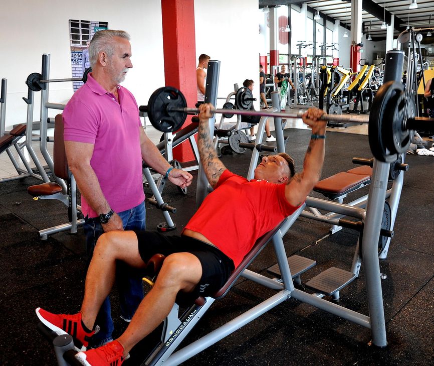 Der aus Sachsen stammende Trainer Axel Preusse bereitet seinen Schützling Michael Schlögel im Euskirchener Fitness-Studio FitGym24 auf den Weltrekord an der Schrägbank vor. Foto: ProfiPress
