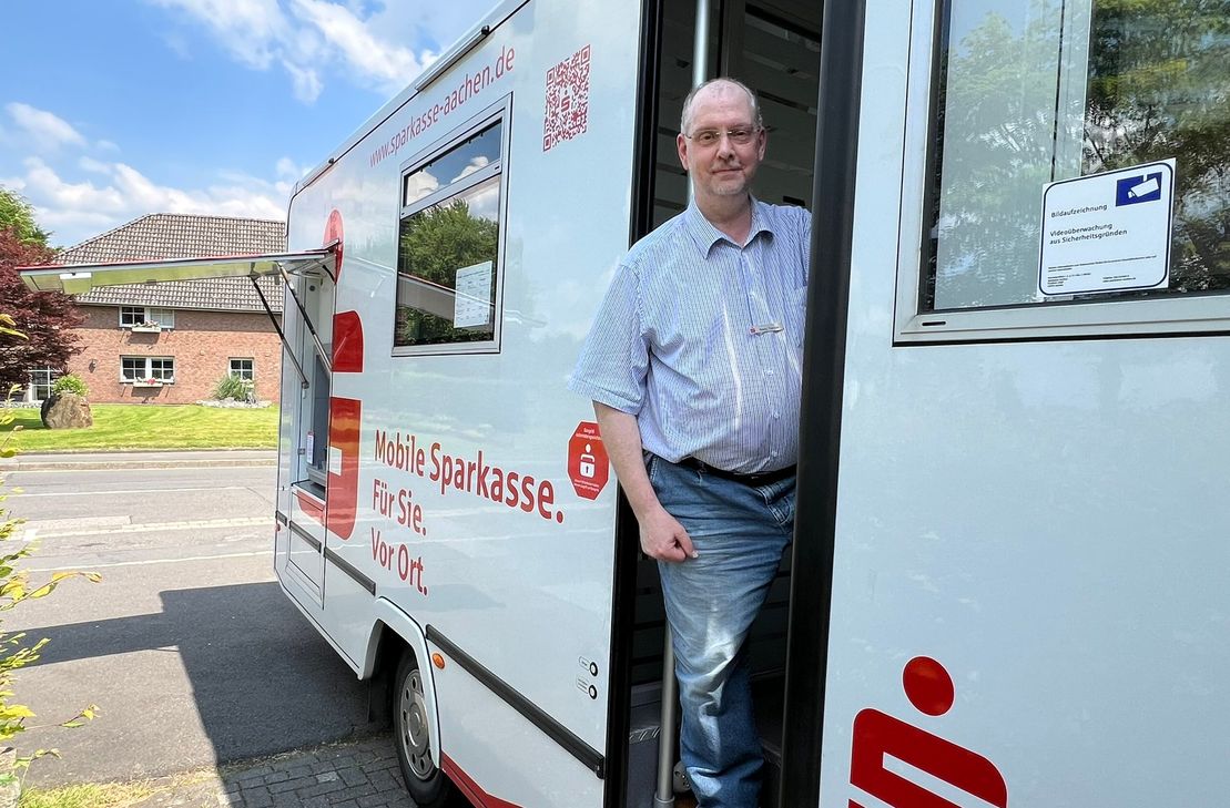 Georg Foerster ist seit 34 Jahren Mitarbeiter der Sparkasse und hat den Großteil seines beruflichen Lebens als Berater und im Service der Filialen im Monschauer Land verbracht. Seit 2022 ist er mit der mobilen Filiale unterwegs und schätzt den persönlichen Kontakt zu den Kunden.