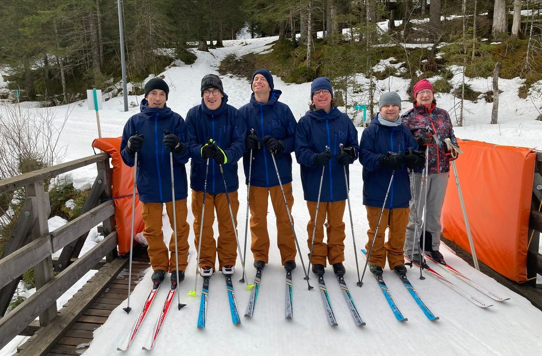 Markus Knein und Hendrik Ritter (2. und 3.v.r.) trainieren fleißig: Am Wochenende reisen sie zu den »Special Olympics World Winter Games« nach Turin und kämpfen um Medaillen im Langlauf.