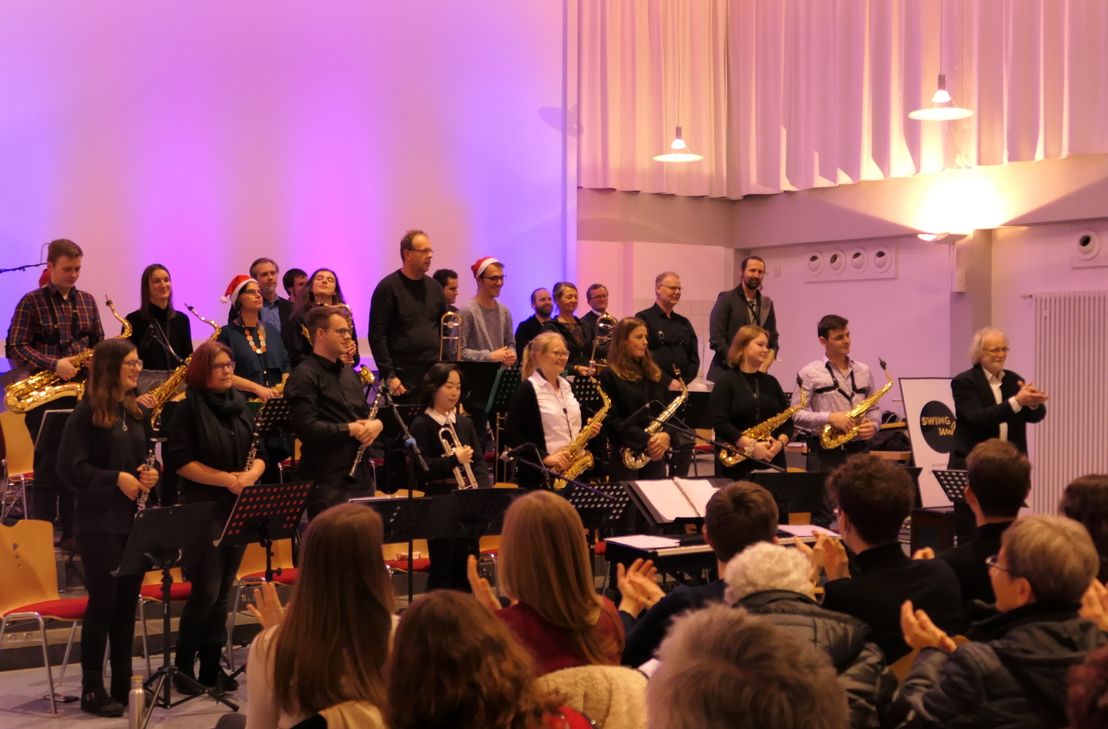 Anders als 2022 findet das Weihnachtskonzert der Bigband dieses Jahr im Audimax der Universität Trier statt.