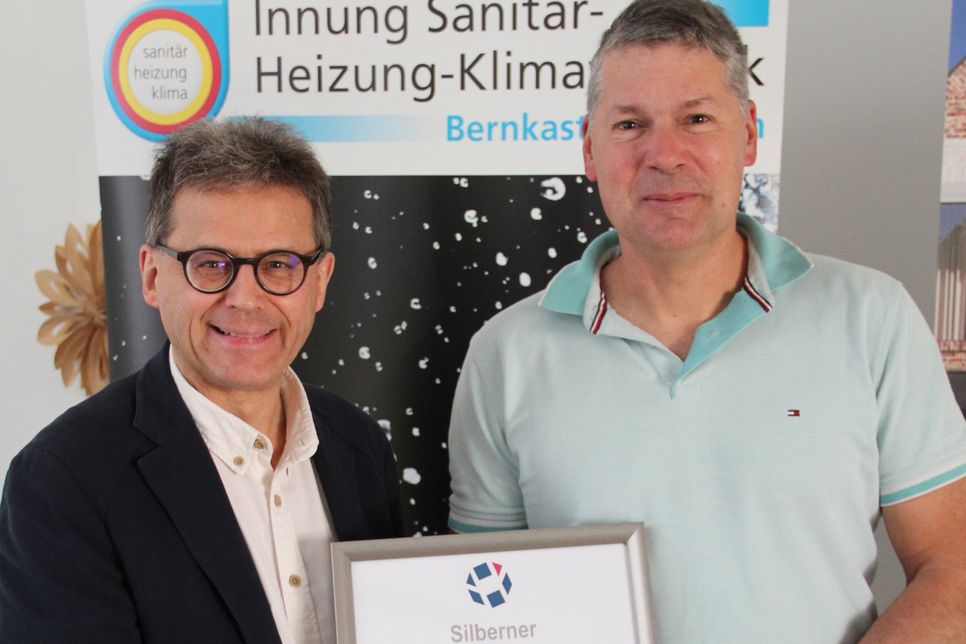 Daniel Klüsserath (rechts) erhielt die Silberne Meisterbrief Urkunde für 25 Jahre Meisterwürde von Obermeister Hans Assmann überreicht.