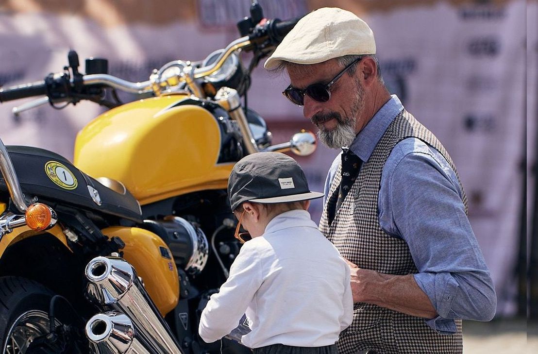 Wer hat den Gentleman erkannt? Wolfgang Meyer, hier mit seinem Enkel, organisiert schon den fünften »Distinguished Gentleman’s Ride«.