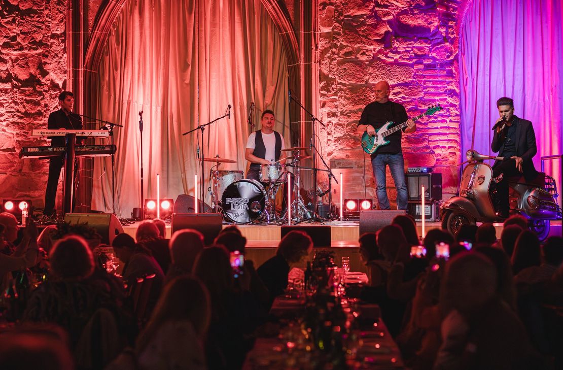 Einzigartige Kulissen treffen auf musikalische Darbietungen. Im Bild: Fabrizio Levita und Band.