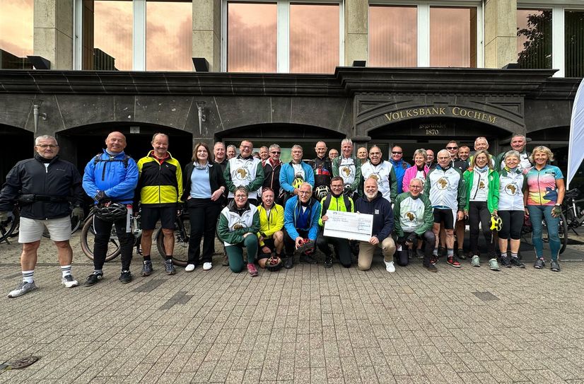 Immer wieder durfte Eddy Linden gemeinsam mit seinen Mitstreitern große Spendenschecks überreichen. Rund 570.000 Euro haben die Benefizradler dank zahlreicher Sponsoren bereits gesammelt