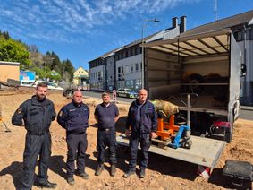 Das Team des Kampfmittelräumdienst Rheinland-Pfalz vor der entschärften Fliegerbombe in Prüm.