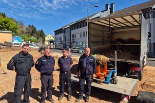 Das Team des Kampfmittelräumdienst Rheinland-Pfalz vor der entschärften Fliegerbombe in Prüm.