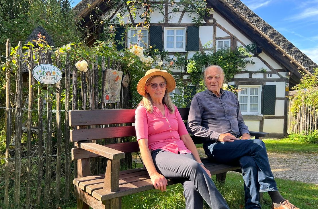 Die Familie Ibba aus Höfen haben die »Natur im Garten«-Plakette verliehen bekommen.