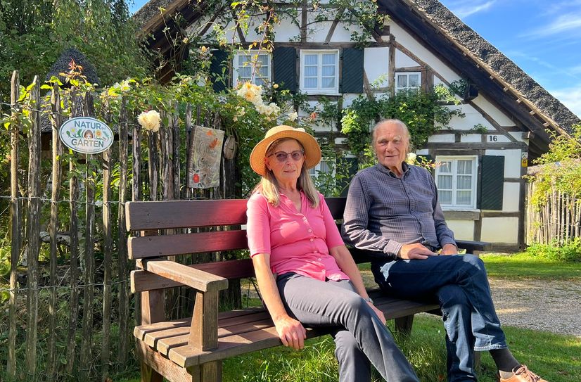 Die Familie Ibba aus Höfen haben die »Natur im Garten«-Plakette verliehen bekommen.