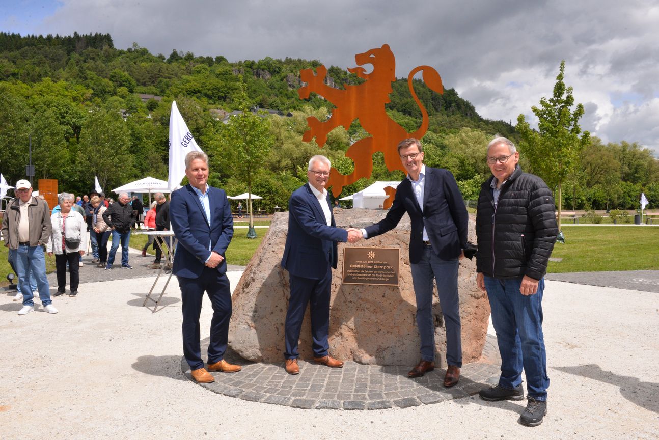 VG-Bürgermeister Hans-Peter Böffgen, Stadtbürgermeister Winfried Wülferath, Gerolsteiner-Geschäftsführer Roel Annega und der Kreisbeigeordnete Alois Manstein, freuen sich über den neuen Anziehungspunkt der Brunnenstadt.