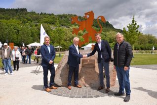 VG-Bürgermeister Hans-Peter Böffgen, Stadtbürgermeister Winfried Wülferath, Gerolsteiner-Geschäftsführer Roel Annega und der Kreisbeigeordnete Alois Manstein, freuen sich über den neuen Anziehungspunkt der Brunnenstadt.
