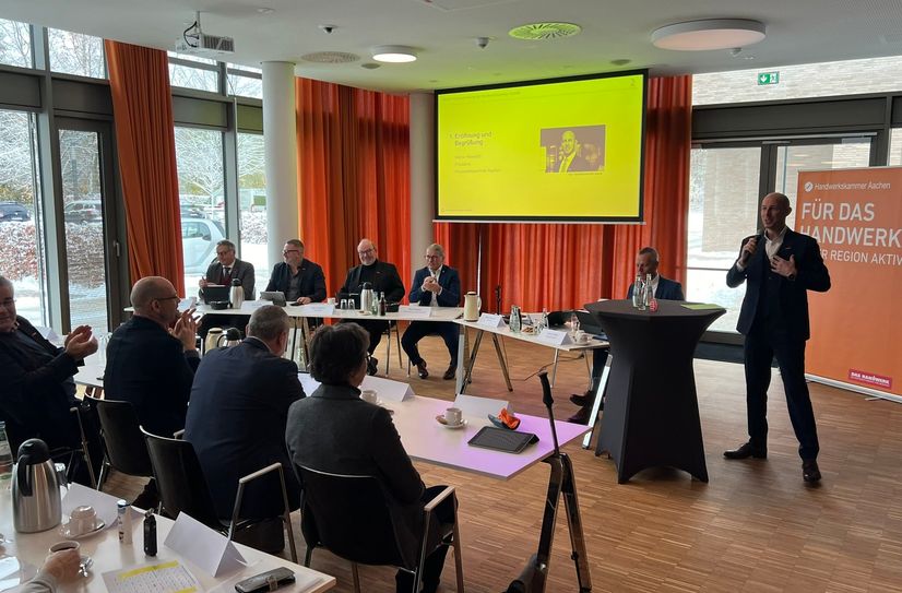 Marco Herwartz (r.), Präsident der Handwerkskammer Aachen, hatte zur Vollversammlung ins Gästehaus des Bildungszentrums BGZ in Simmerath geladen. Er lobte seine Mitstreiter und legte die Hände in die Wunden der Politik. Zugleich machte er Werbung für viele Aktionen im Jahr 2025, wenn die Kammer 125 Jahre alt wird.